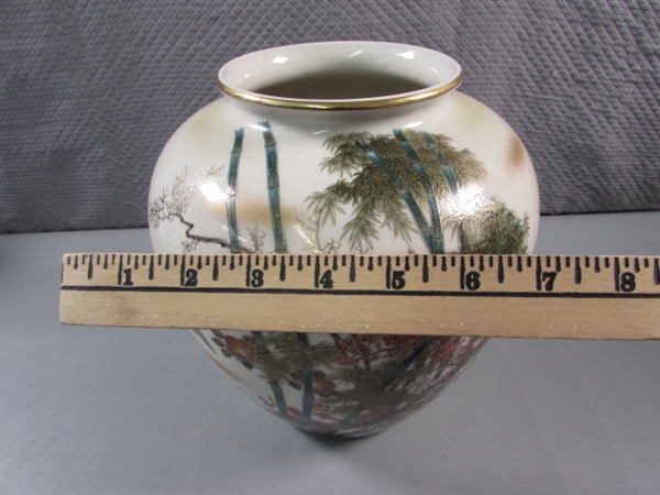 VINTAGE/ANTIQUE JAPANESE KUTANI VASE