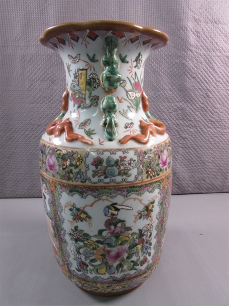 VINTAGE ANTIQUE FAMILLE ROSE PORCELAIN VASE