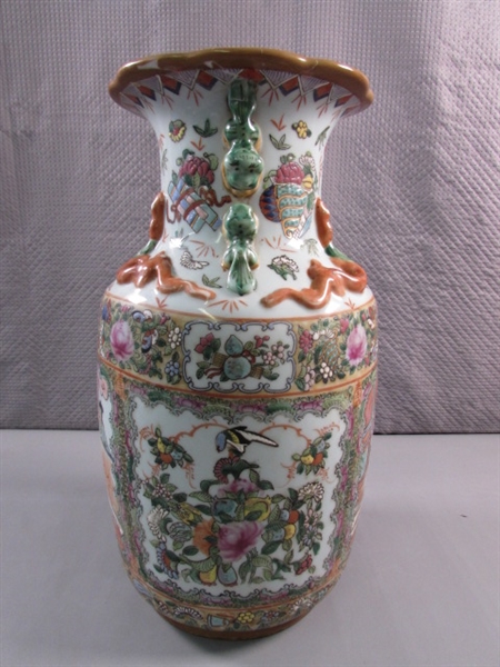 VINTAGE ANTIQUE FAMILLE ROSE PORCELAIN VASE