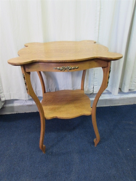 VINTAGE/ANTIQUE OAK SIDE TABLE