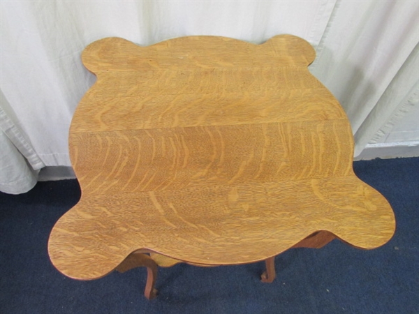 VINTAGE/ANTIQUE OAK SIDE TABLE