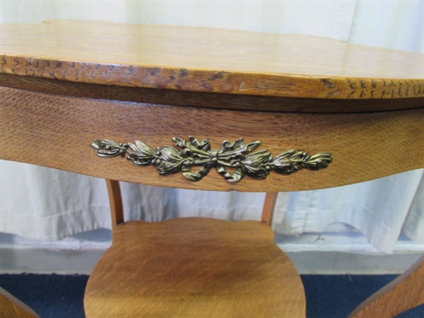 VINTAGE/ANTIQUE OAK SIDE TABLE