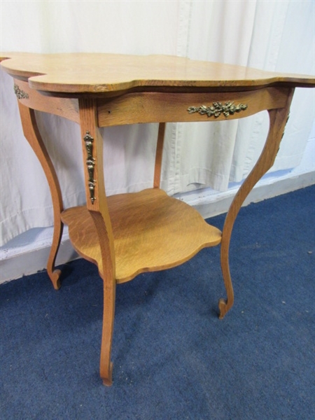 VINTAGE/ANTIQUE OAK SIDE TABLE