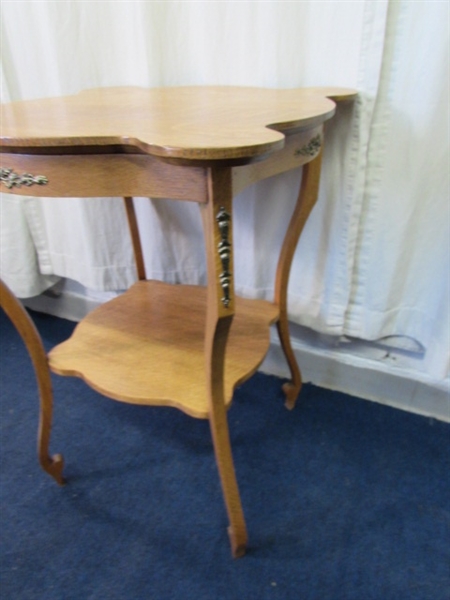 VINTAGE/ANTIQUE OAK SIDE TABLE