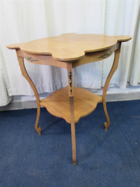 VINTAGE/ANTIQUE OAK SIDE TABLE