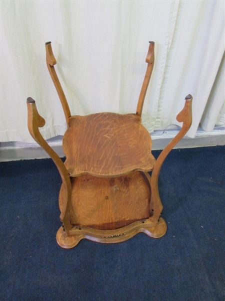 VINTAGE/ANTIQUE OAK SIDE TABLE