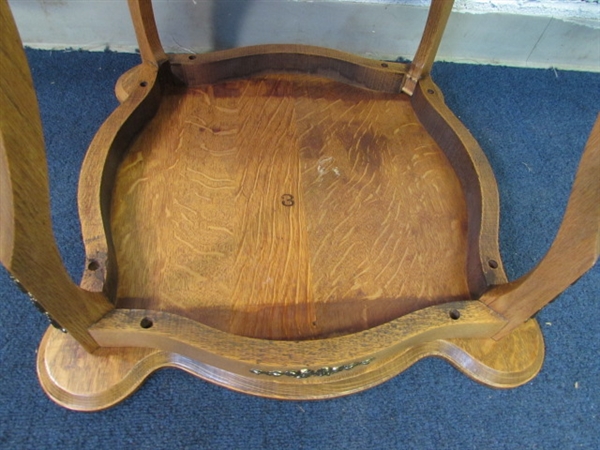 VINTAGE/ANTIQUE OAK SIDE TABLE