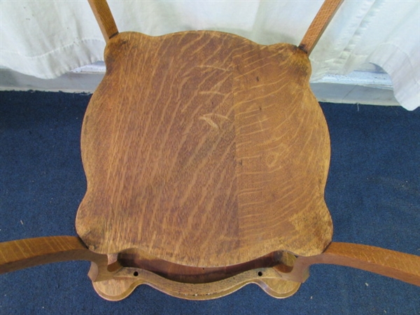 VINTAGE/ANTIQUE OAK SIDE TABLE