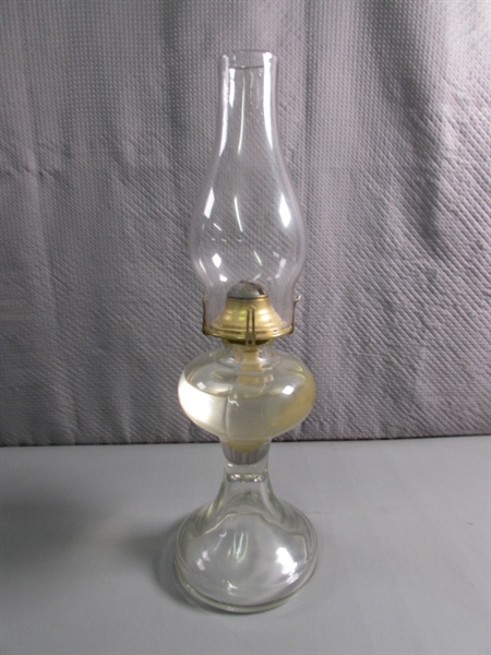 VINTAGE/ANTIQUE HURRICANE OIL LAMP