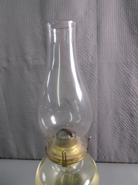 VINTAGE/ANTIQUE HURRICANE OIL LAMP