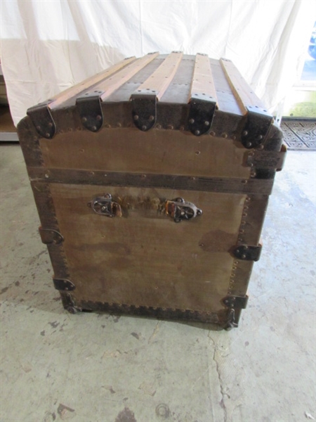 ANTIQUE CURVED TOP TRUNK W/TRAY