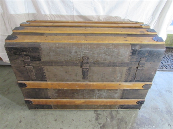 ANTIQUE CURVED TOP TRUNK W/TRAY