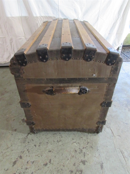 ANTIQUE CURVED TOP TRUNK W/TRAY