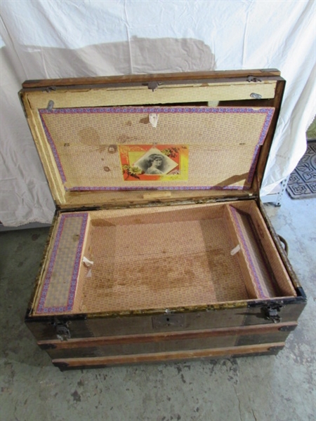 ANTIQUE CURVED TOP TRUNK W/TRAY