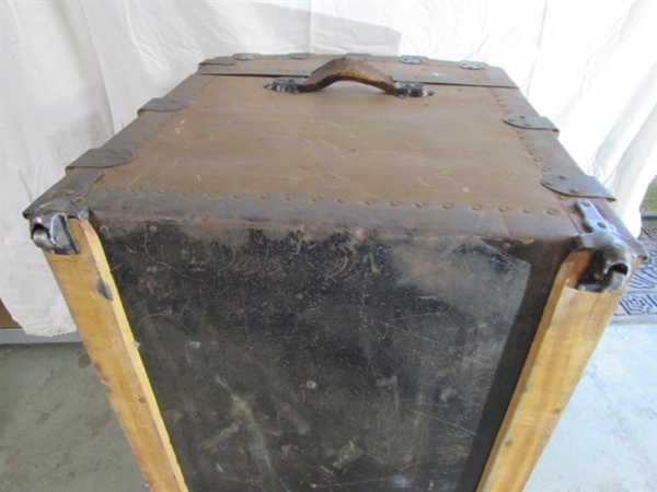 ANTIQUE CURVED TOP TRUNK W/TRAY