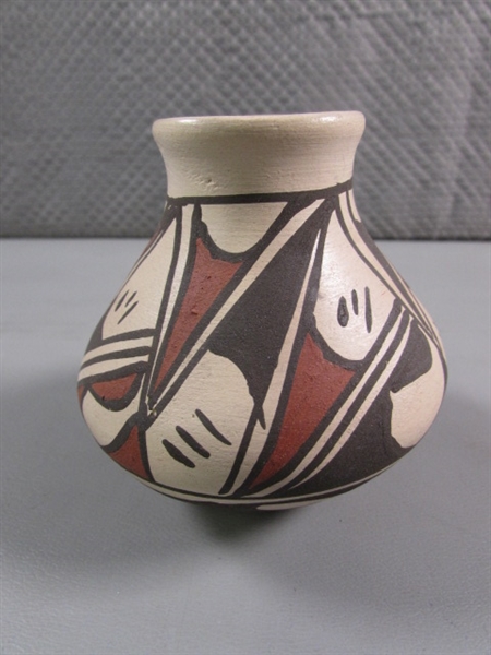 SMALL NATIVE AMERICAN CLAY POT - SIGNED