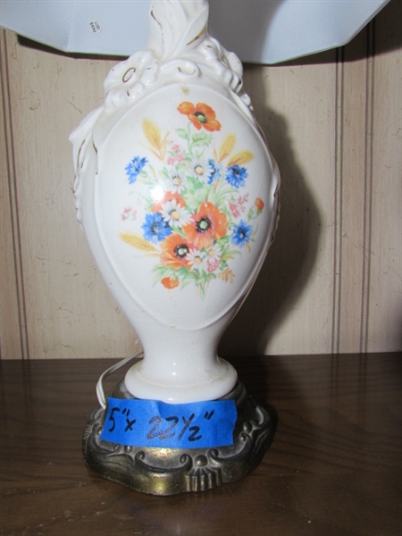 SMALL VINTAGE CERAMIC TABLE LAMP