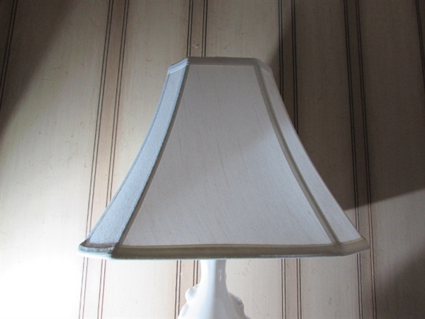 SMALL VINTAGE CERAMIC TABLE LAMP