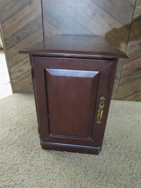 SMALL SIDE TABLE W/STORAGE & FLOOR LAMP