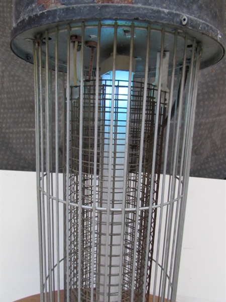 LARGE BUG ZAPPER - NEEDS NEW BULBS