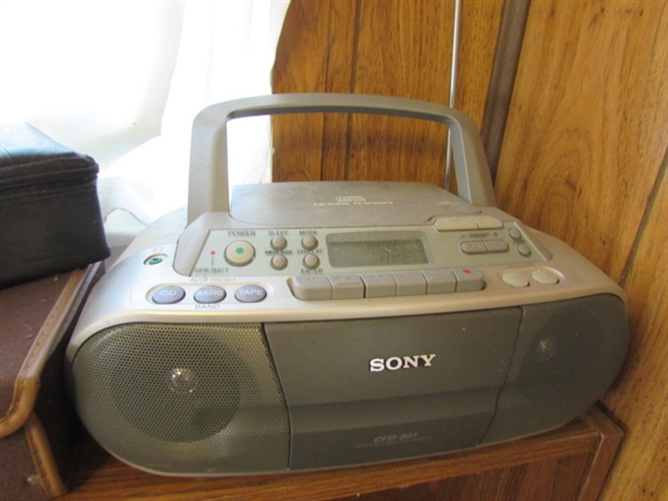 SONY CASSETTE/CD PLAYER & COLLECTION OF CASSETTE TAPES