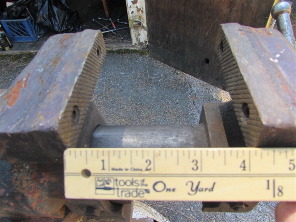 4 1/2 VISE ON STAND