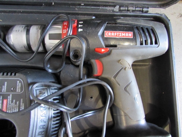 CRAFTSMAN 19.2 V BATTERY POWERED DRILL IN CASE W/BATTERIES & CHARGER - WORKS