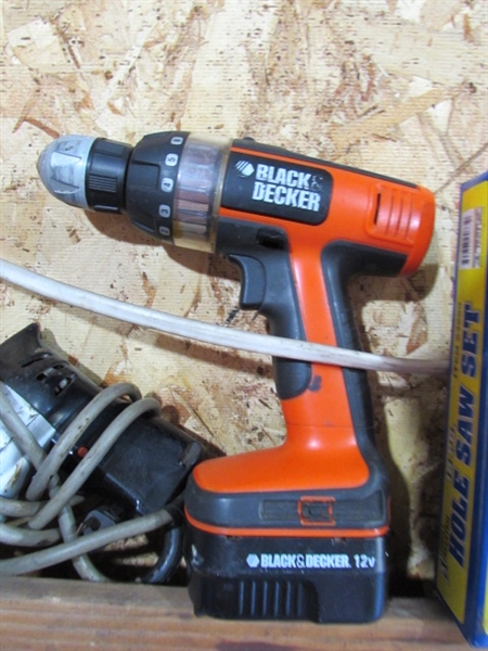 BLACK & DECKER 12V CORDLESS DRILL W/BATTERY (NO CHARGER), ELECTRIC DRILL & SET OF HOLE SAWS