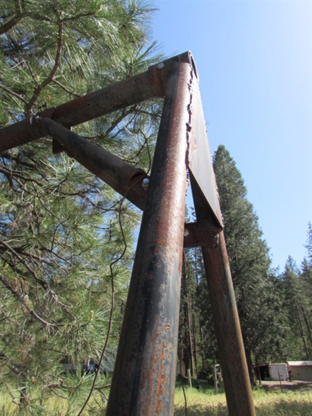 METAL A-FRAME ON WHEELS WITH CHAIN HOIST