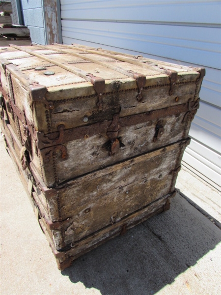 LARGE TRUNK WITH 3 INTERIOR TRAYS