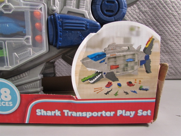 SHARK TRANSPORTER PLAYSET - NEW