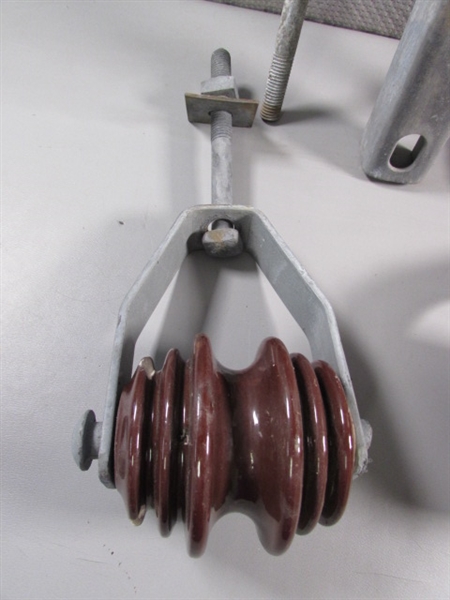 5 CERAMIC INSULATORS