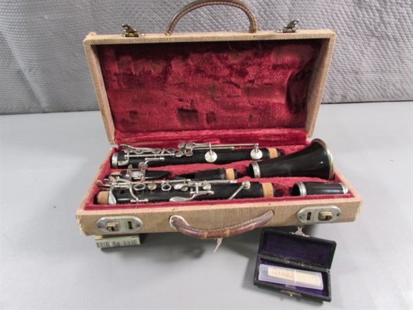 VINTAGE/ANTIQUE CLARINET IN CASE