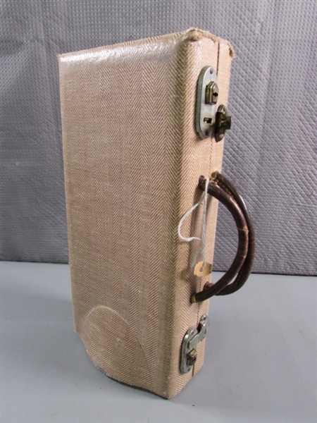 VINTAGE/ANTIQUE CLARINET IN CASE