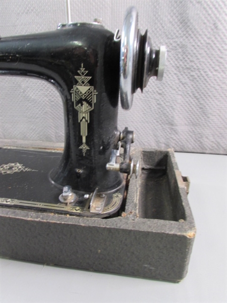 ANTIQUE SEWING MACHINE FOR PARTS/REPAIR