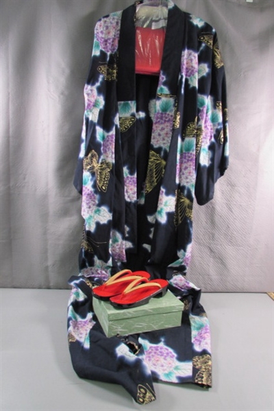 GENUINE VINTAGE WOMEN'S JAPANESE YUKATA WITH KOSHIHIMO & GETAS - NEVER WORN