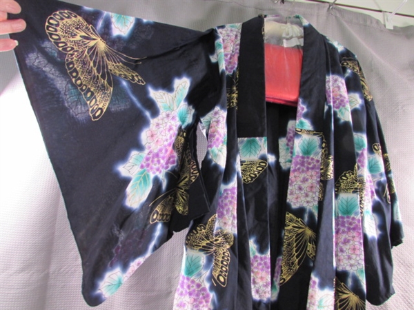 GENUINE VINTAGE WOMEN'S JAPANESE YUKATA WITH KOSHIHIMO & GETAS - NEVER WORN