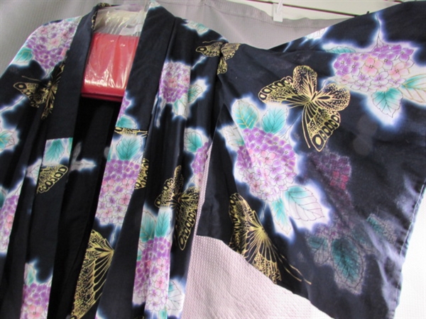 GENUINE VINTAGE WOMEN'S JAPANESE YUKATA WITH KOSHIHIMO & GETAS - NEVER WORN