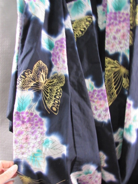 GENUINE VINTAGE WOMEN'S JAPANESE YUKATA WITH KOSHIHIMO & GETAS - NEVER WORN