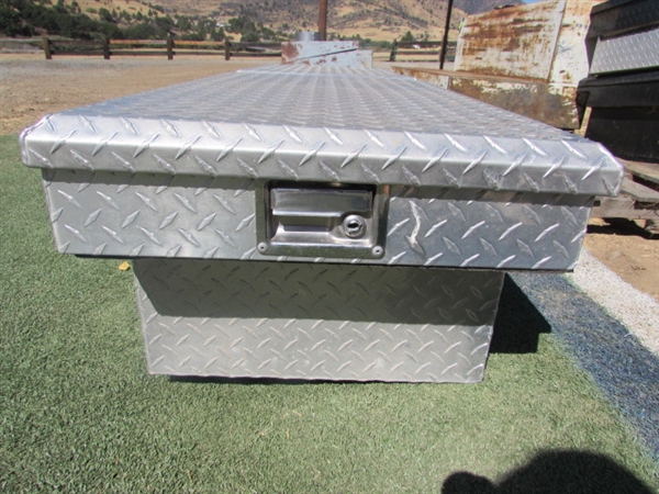 DIAMOND PLATE FULL SIZE TRUCK GULL-WING TOOLBOX