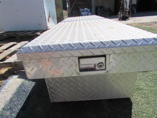 DIAMOND PLATE FULL SIZE TRUCK GULL-WING TOOLBOX