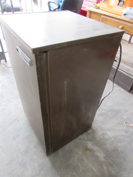 SMALL HOTPOINT REFRIGERATORW/FREEZER COMPARTMENT