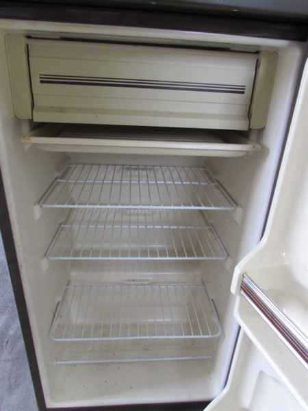 SMALL HOTPOINT REFRIGERATORW/FREEZER COMPARTMENT