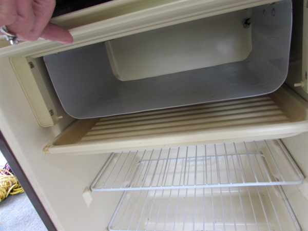 SMALL HOTPOINT REFRIGERATORW/FREEZER COMPARTMENT