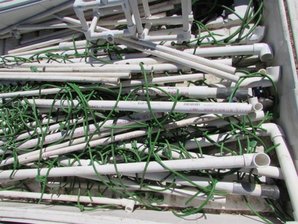 HYDROPONIC TRAY FULL OF IRRIGATION LINES