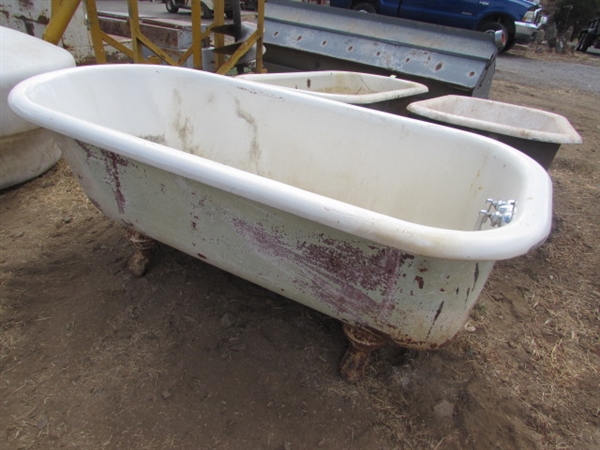 VINTAGE CAST IRON ENAMELED BATHTUB WITH FEET