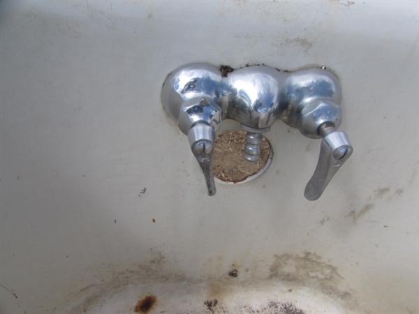 VINTAGE CAST IRON ENAMELED BATHTUB WITH FEET