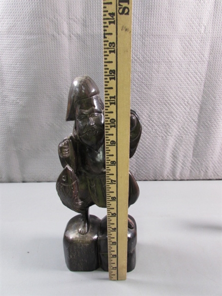 VINTAGE CHINESE HAND CARVED ROSEWOOD FISHERMAN