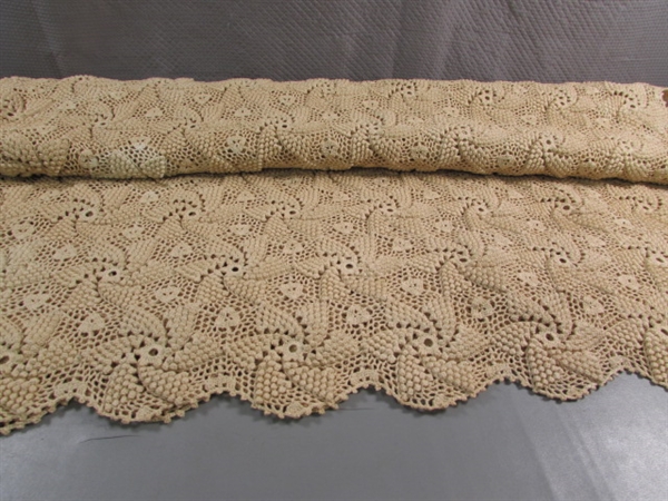 STUNNING VINTAGE HAND CROCHETED BEDSPREAD