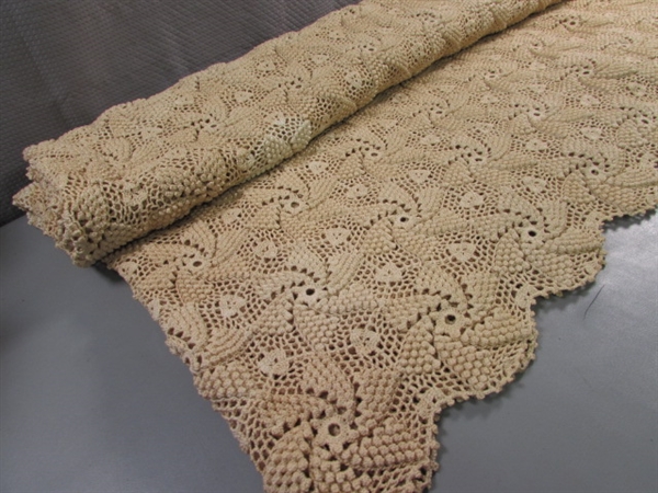 STUNNING VINTAGE HAND CROCHETED BEDSPREAD